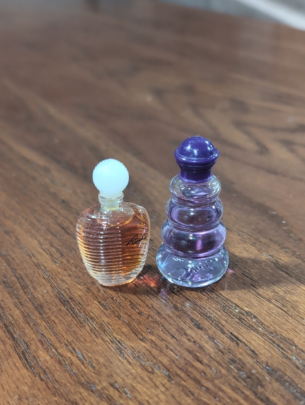 Vintage 1980s set of 7 Mini Perfumes in Plastic Case. - Picture 13 of 14